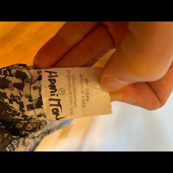 Vince silk v neck tunic top size M gray white modern print short sleeve - Picture 4 of 5